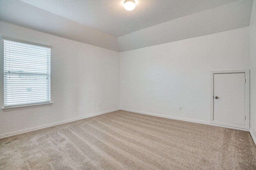 Building Photo - 4546 Frost Ave