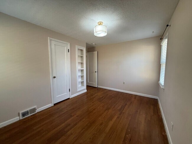 Building Photo - Audubon-Downriver Neighborhood 4 bedroom, 1 bath corner lot with large, fenced yard