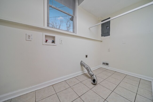 Building Photo - Spacious & Newly Renovated 5-Bedroom Home Available May 9!