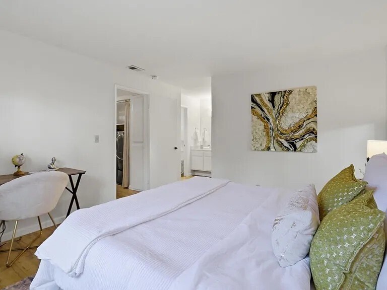 Master bedroom - 1661 Braddock Ct