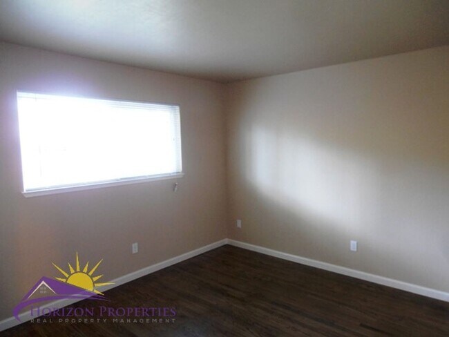 Building Photo - 7009-7011 Zeeland Dr
