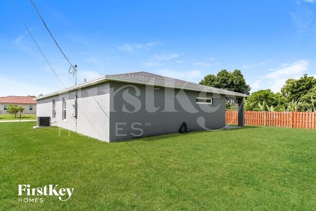 Building Photo - 2219 SW Haycraft Cir