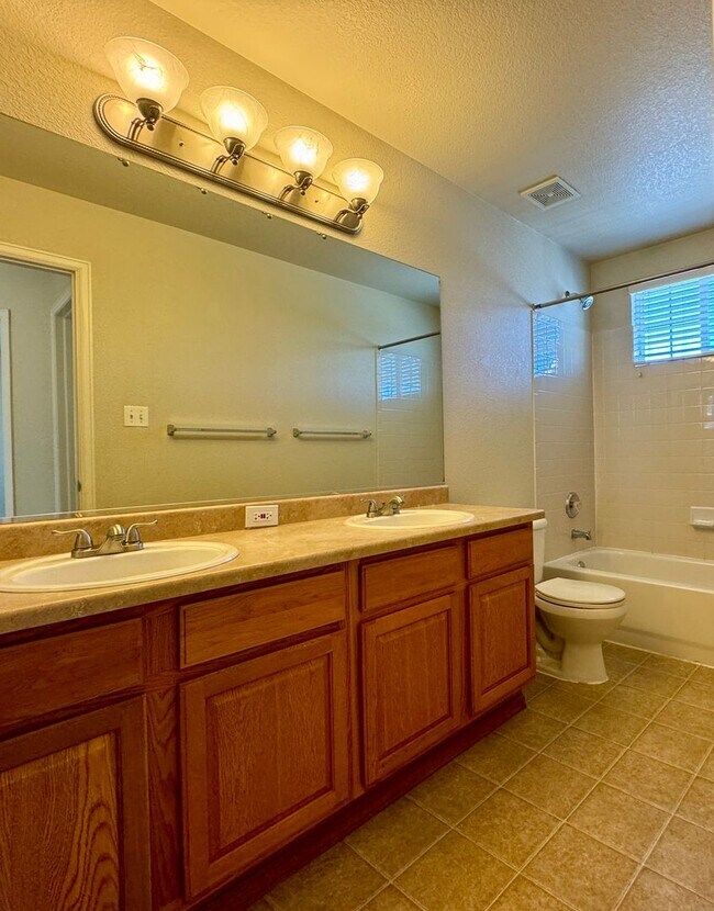 Building Photo - 3 Bedroom Home With Plenty of Space! Avail...