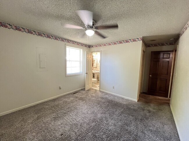 Building Photo - 3/2 One Level Home w/ Spacious, Level Lot!