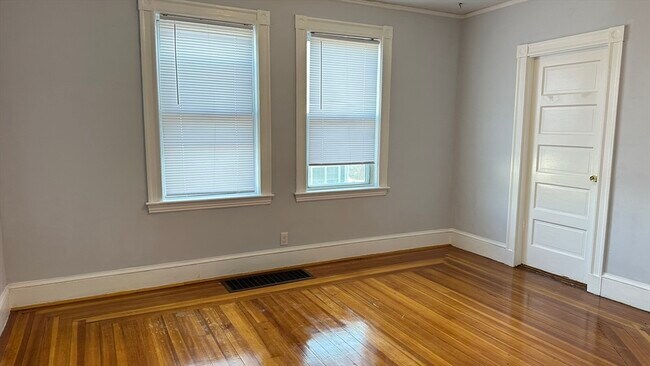 Building Photo - 10 Newport Terrace