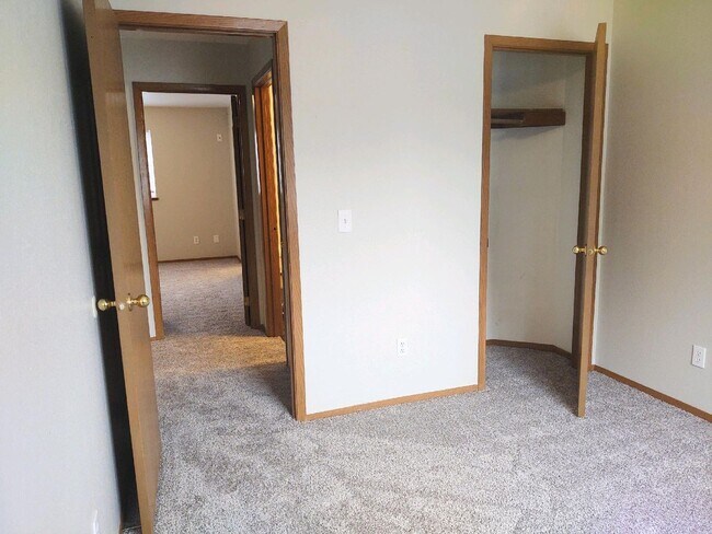 Building Photo - Spacious House - Brand New Flooring - Available Now!!