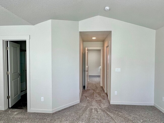Building Photo - Beautiful Newer Built Home Central location!