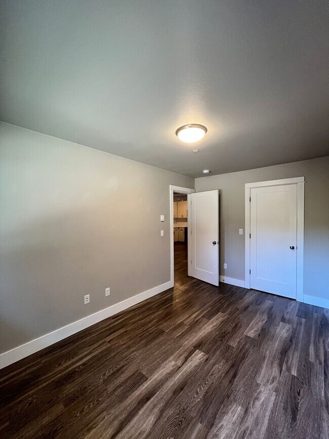 Building Photo - Large 3 Bedroom 2 Bathroom! In-Unit Washer...
