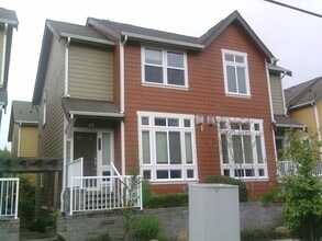 Building Photo - Beautiful Ravenna Townhouse