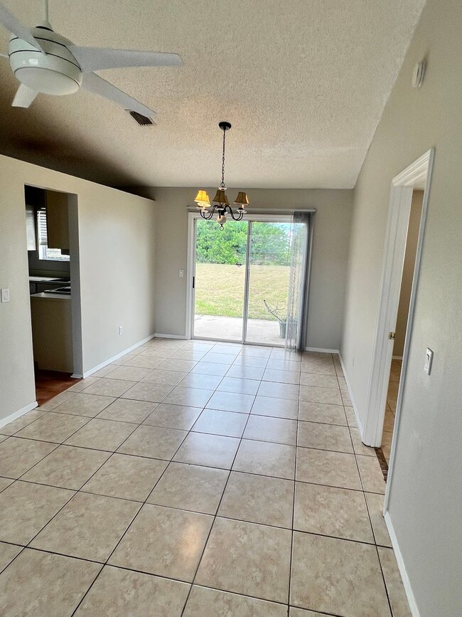 Building Photo - COZY 3 BEDROOM, 2 BATH HOME WITH TILE & LAMINATE THROUGHOUT, PRIVATE SCREENED PATIO