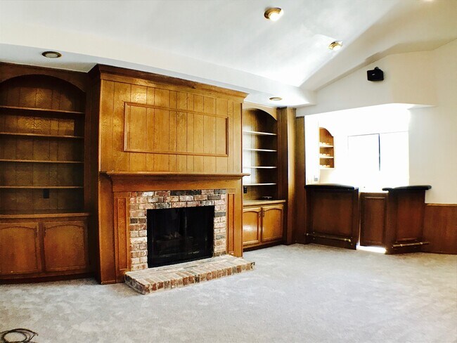 Building Photo - Very Spacious home in the desirable Porter Ranch area with a separate detached guest house