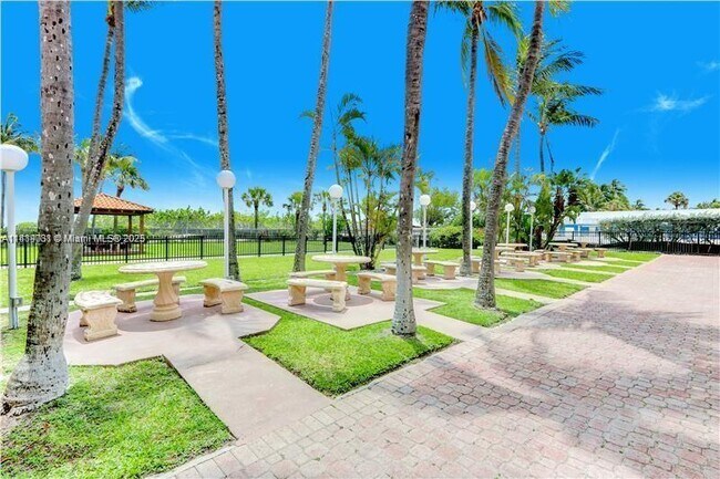 Building Photo - 2555 Collins Ave