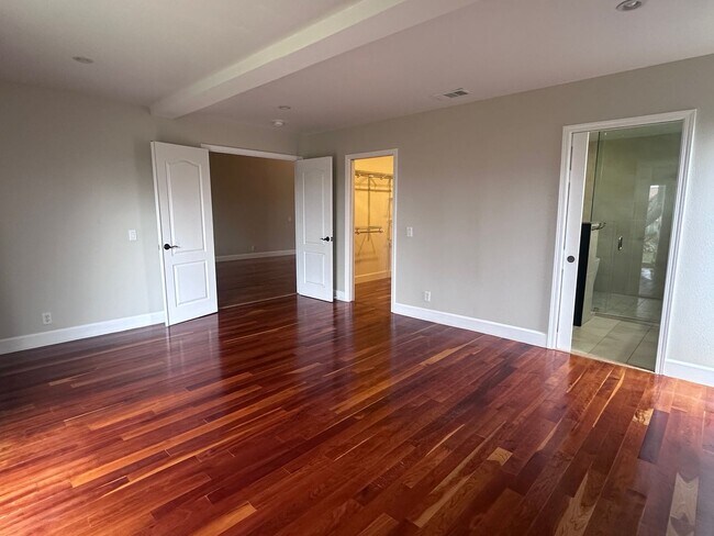 Building Photo - Stunning 3 bedroom + Den with Large Yard!