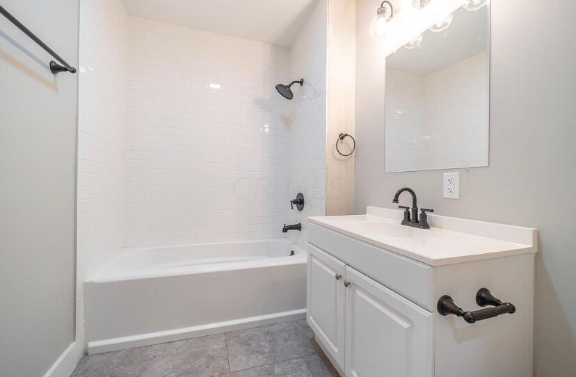 Full bathroom with shower/tub combo - 421 Zimpfer St