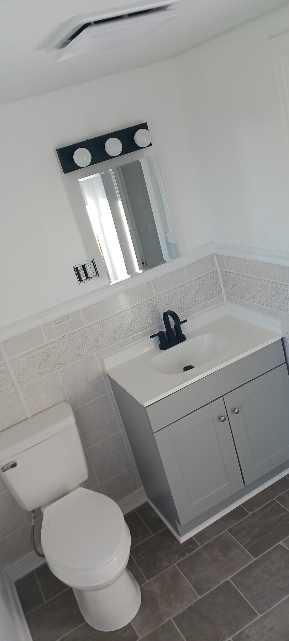 (1 Bedroom Apt) Full Bathroom - 86 N Blettner Ave