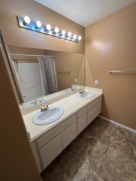 Building Photo - 10463 Graham Ct