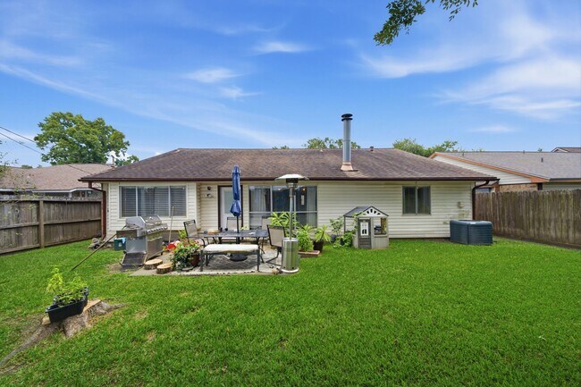 Building Photo - 411 Forest Hills Dr