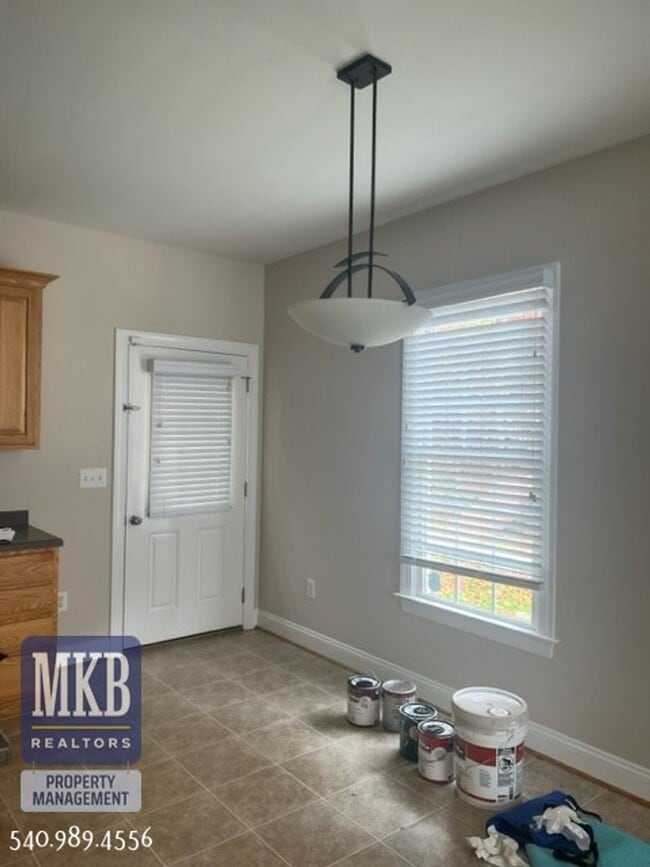 Building Photo - Spacious 3 Bedroom/ 2.5 Bath Home