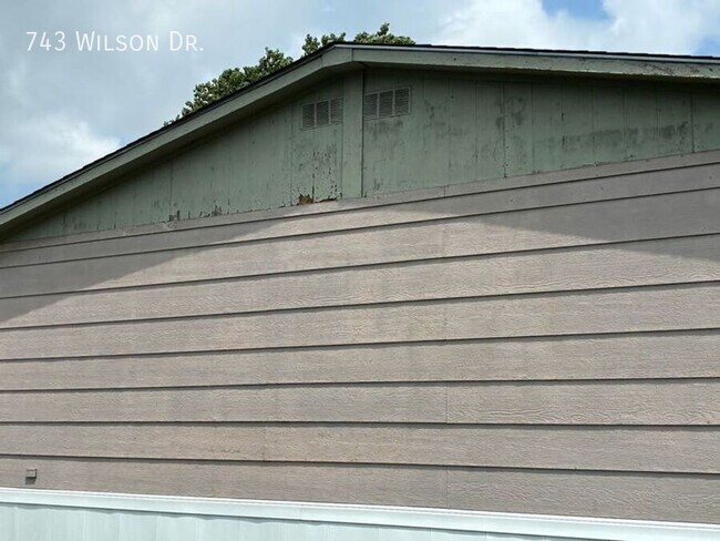 Building Photo - 743 Wilson Dr