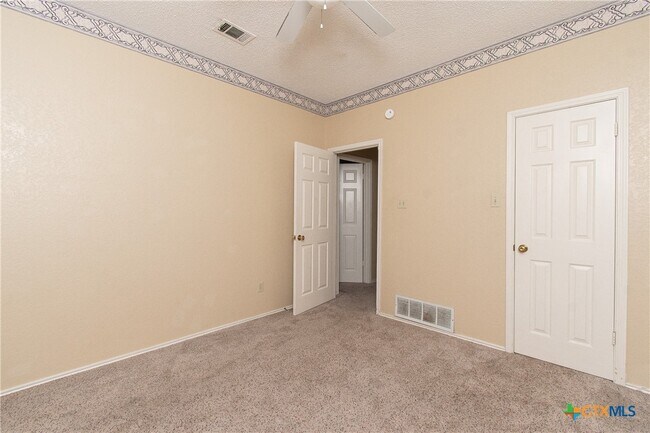 Building Photo - 2304 E Iowa Dr