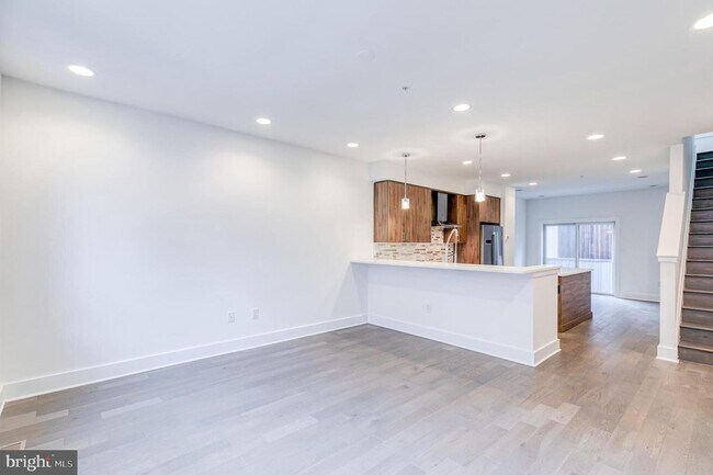 Building Photo - Northern Liberties Townhome with Parking