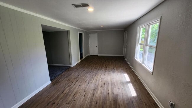 Building Photo - 8430 Oak St