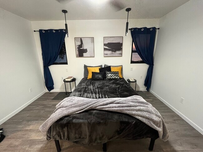 walkout basement master bedroom. sized for king. - 26539 E Shore Pl