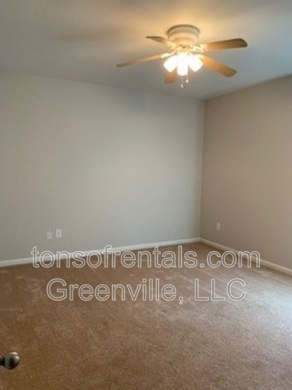 Building Photo - 205 Silver Hawk Dr