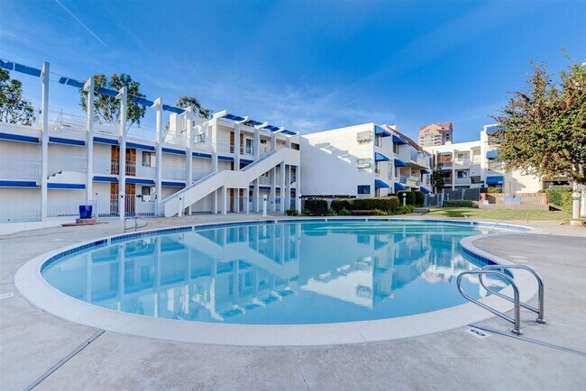 Building Photo - Best Priced 2 Bedroom Condo in the Heart o...