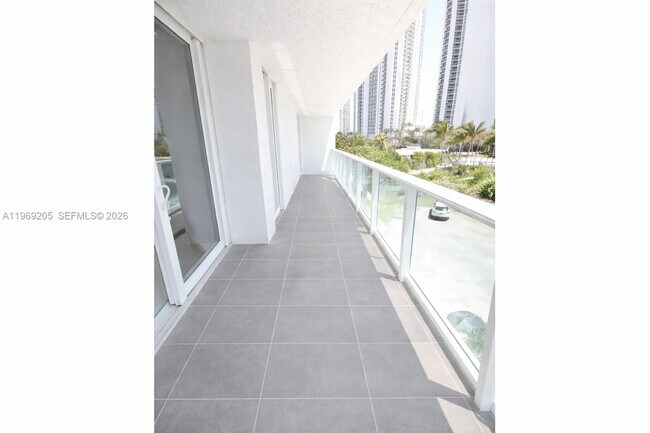 Building Photo - 100 Bayview Dr