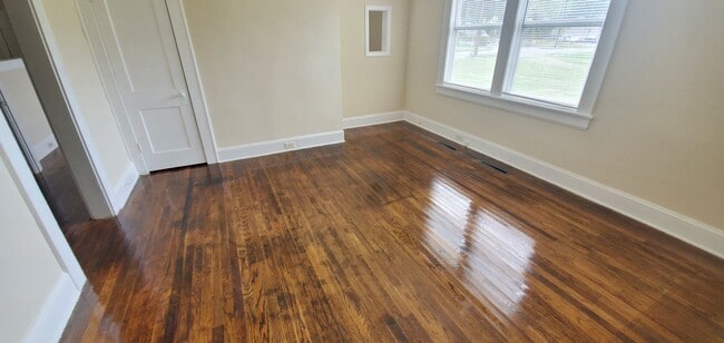 Building Photo - Lovely 2 Bedroom with a Large Yard!