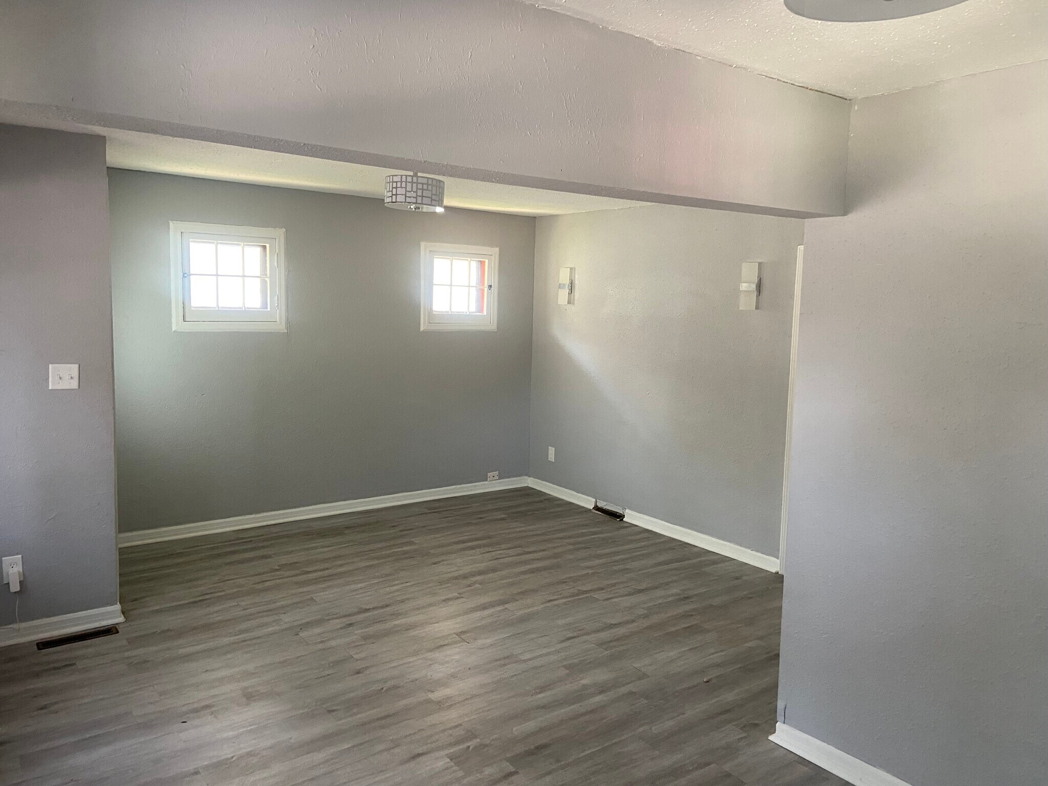 Building Photo - 5120 W Courtland Ave