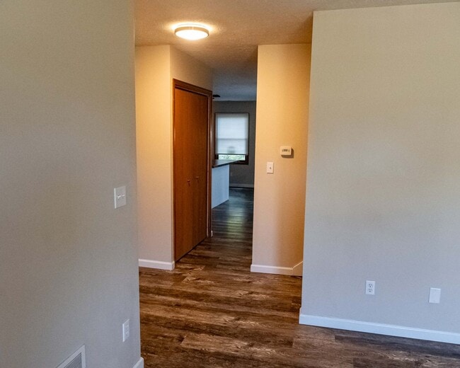 Building Photo - 423 S Park Square Dr