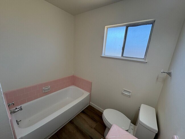 Building Photo - Updated Interior home in Dinuba near Shopp...
