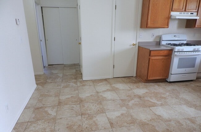 Building Photo - Inviting 3+2 split Floor plan!