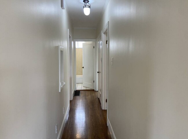 Building Photo - Top Floor Remodeled 2BD/1BA Flat Available Now!