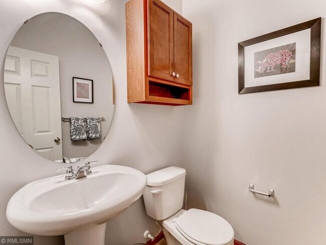 Building Photo - Beautiful 3 Bed/2.5 Bath Townhome in Woodbury- Community Pool! Available Now!