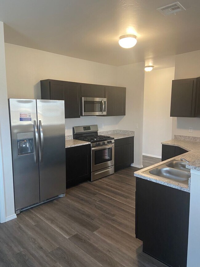 Building Photo - PRE-LEASING NOW — Comfortable 3-Bedroom | 2-Bath Home in Fox Hollow