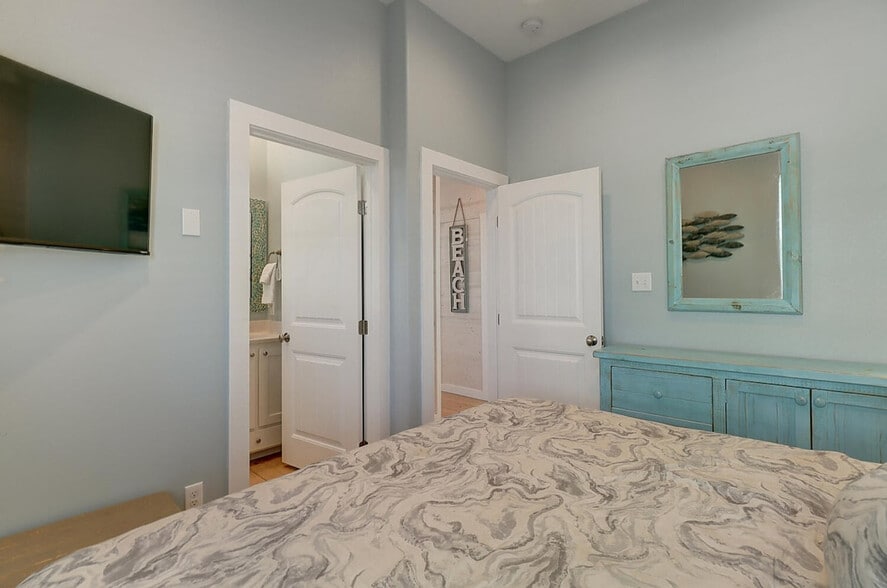 Building Photo - 1624 Eleventh Street-SI ID1023226P