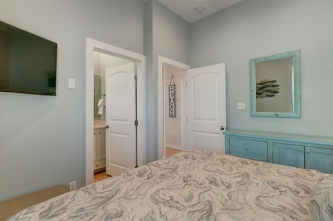 Building Photo - 1624 Eleventh Street-SI ID1023226P