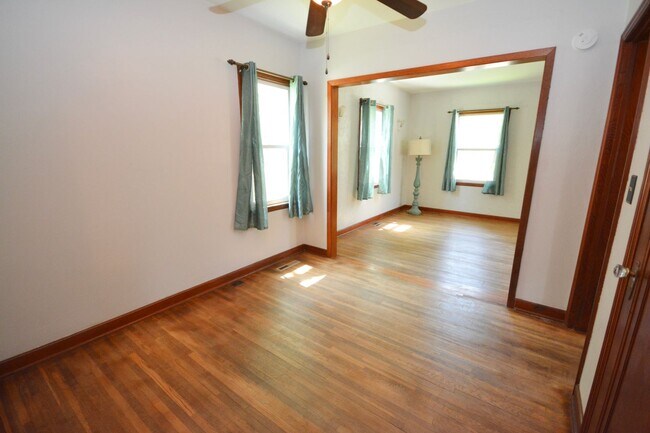 Building Photo - Close to Downtown Location with Fenced Yard
