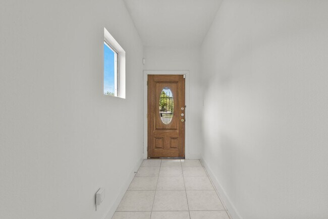 Building Photo - Charming 3-Bed, 2.5-Bath Home in the Heart of the Heights with Spacious Yard & Prime Location