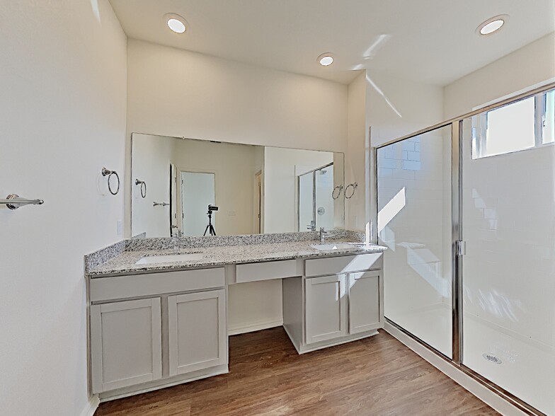 Building Photo - 2734 Lillybrook Ln