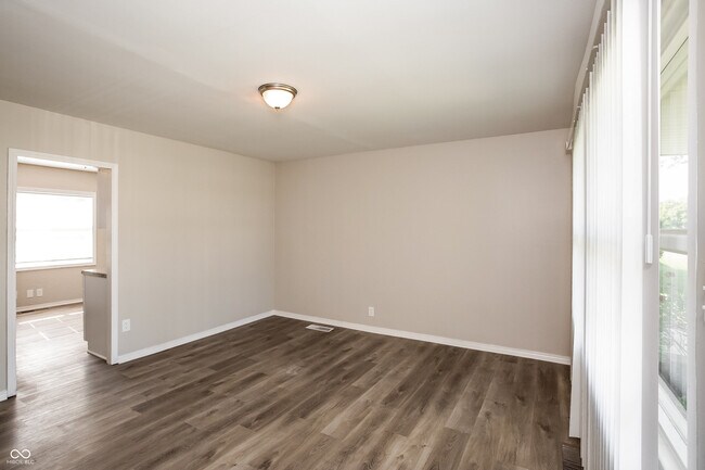 Building Photo - 4851 N Kenyon Dr