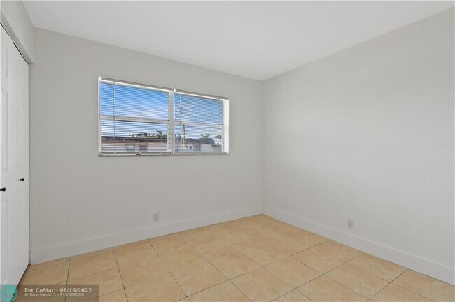 Building Photo - 1200 SW 52nd Ave