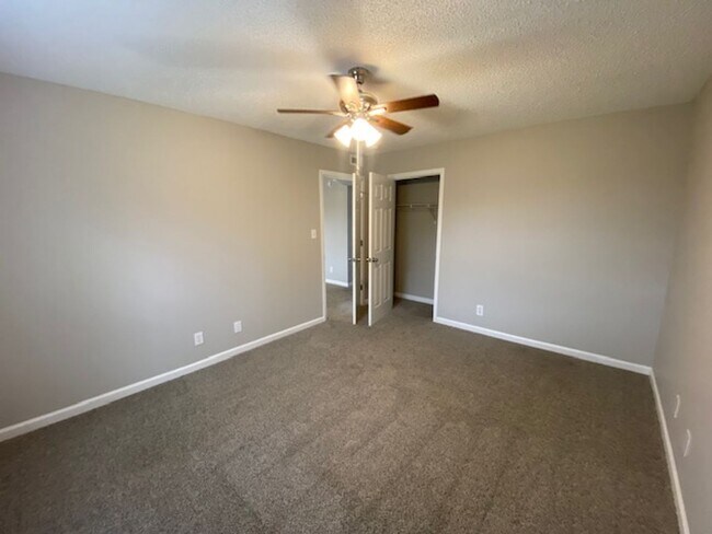 Building Photo - 2 Bedroom Apartment in Maryville, TN – $50...