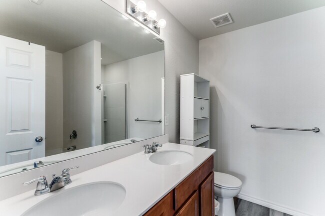 Building Photo - "Charming 3-Bedroom Home with 2.5 Baths and Spacious Living in Fort Worth!"
