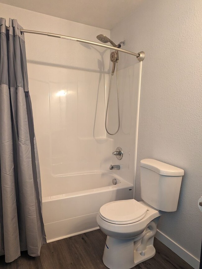 Building Photo - Quaint 2 bedroom Craigmont house