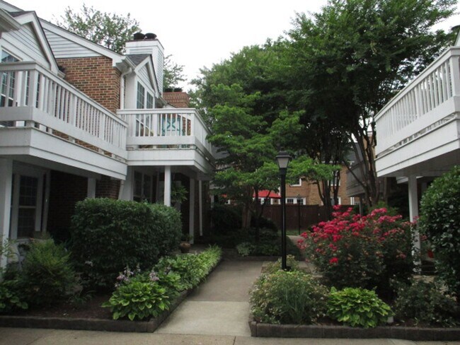 Building Photo - Tucked Away Condo with Balcony near Shirlington