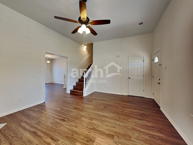 Building Photo - 2114 Debbie Ln